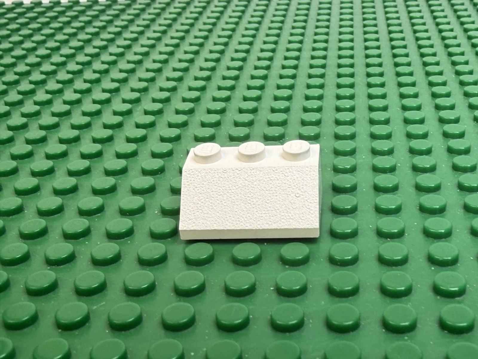 1979 LEGO Whit Slope 45 2x3 Rough Surface ‘Pat Pend’ Sealed 554 626 #3038
