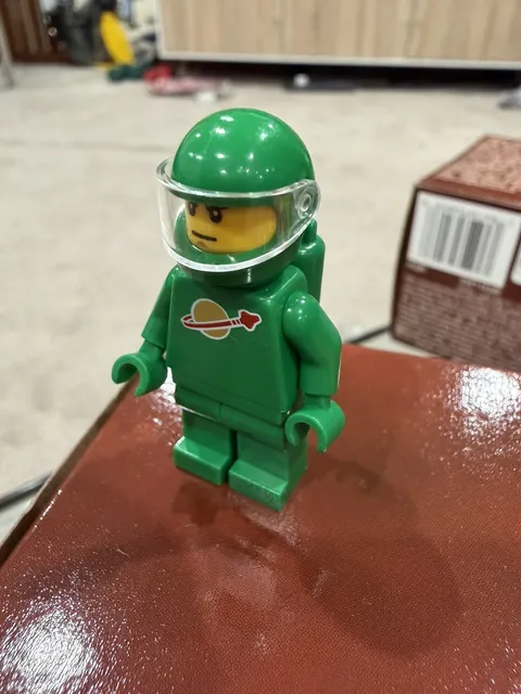 LEGO Classic Space Man Minifig idea007 Ideas Green W/Air Tanks RARE! 21109 Pete