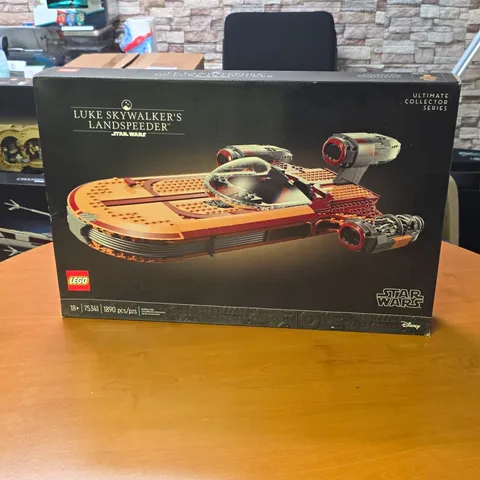 LEGO Star Wars UCS Luke Skywalker's Landspeeder 75341 1890pcs 18+ Stand