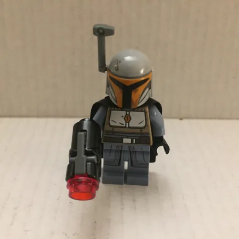 Authentic Lego Star Wars Silver Mandalorian Lego Minifigure with Blaster