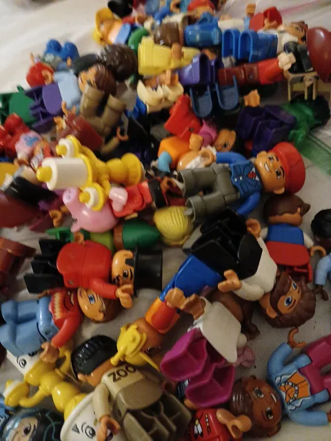 Lego Duplo - Lot Of (5) Random Variety Of PeopleFigures Pieces. Free SHIPPING 