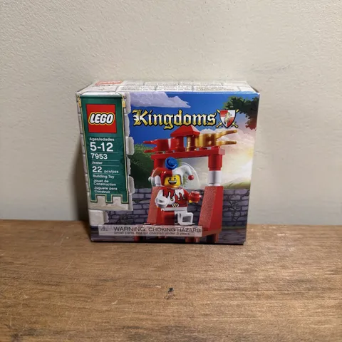 NEW Lego Kingdoms Set 7953 JESTER Castle Red White Court Jester Juggler Minifig