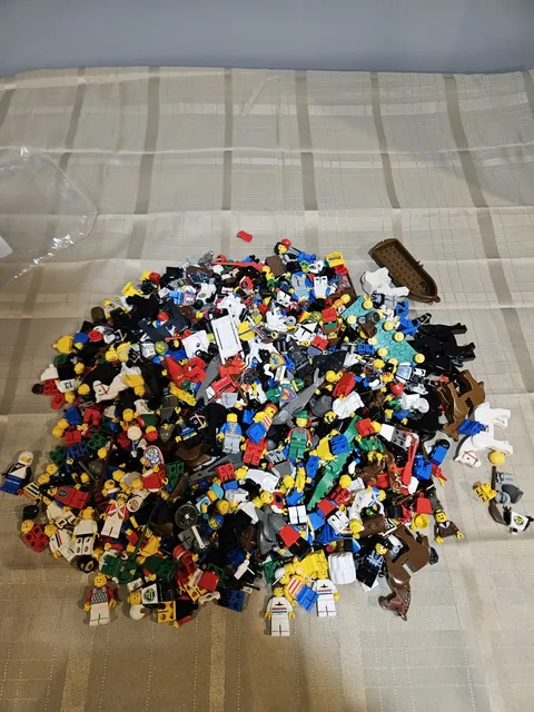 Vintage LEGO Minifigures Assortment 3+ LBS Including Castle, Space,  Islanders