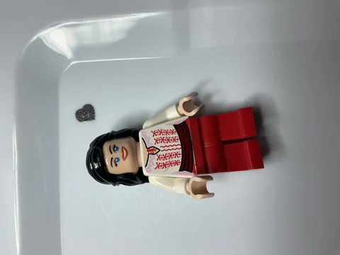 Lego Marion Ravenwood 7195 Red and White Cairo Outfit Indiana Jones Minifigure