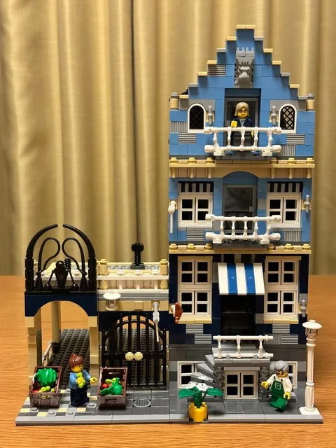 LEGO CREATOR 10190 MARKET STREET MODULAR BUILDING FOR PARTS OR NOT WORKING