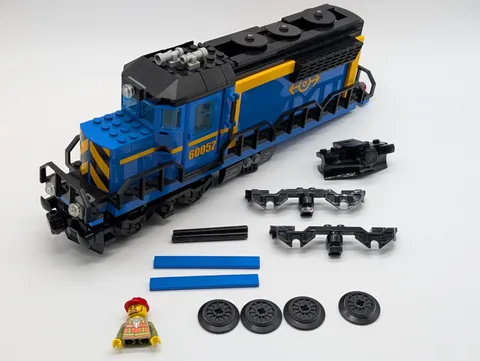 LEGO 60052 CARGO TRAIN LOCOMOTIVE ONLY NO POWER FUNCTIONS 99% COMPLETE