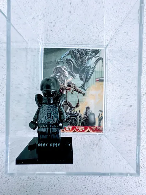 ALIEN XENOMORPH LEGO Custom Pad Printed MINIFIG FIGURE, Topps Card, & Case