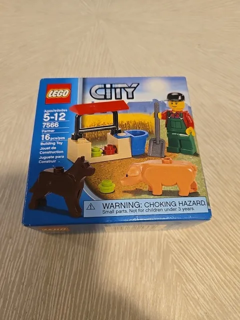 LEGO City, 7566 Farmer, Dog & Pig, Sealed Set