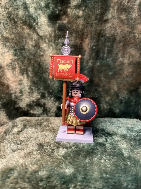 1x 54mm MINI ROMAN STANDARD BEARER 9th LEGION + 1x Banner on Genuine LEGO Base