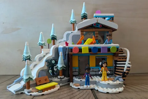 LEGO FRIENDS: Holiday Ski Slope and Caf� (41756)