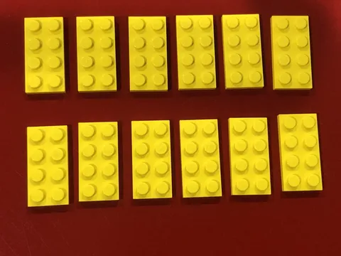 LEGO PART 3020 PLATE 2X4 12 PIECES (YELLOW)