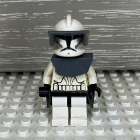 LEGO Star Wars Clone Trooper Minifigure Gray Kama+pouldron+helmet visor.