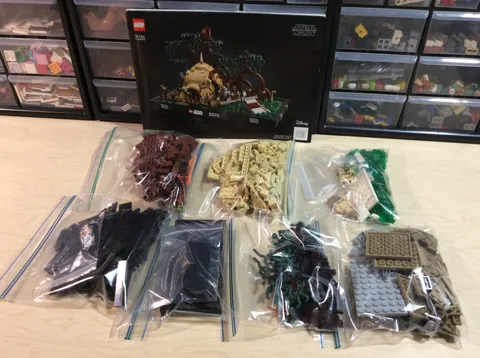 EUC Retired Lego 75330 Star Wars Dagobah Jedi Training 1000pcs Yoda R2-D2 100%