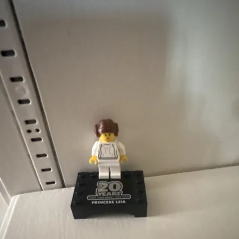 LEGO Star Wars Princess Leia Minifigure w/ Display Stand 20th Anniversary