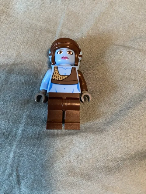 LEGO wide eye Aayla Secura minifigure