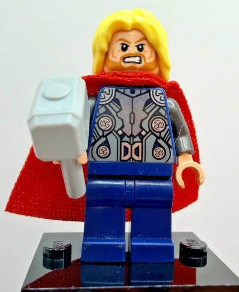 LEGO 76038 Marvel Avengers: Thor w Cape and Hammer Minifigure sh0170