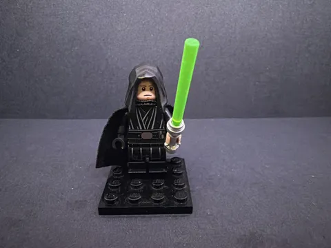 Lego Star Wars Luke Skywalker, Jedi Master (Black Hood and Cape)  (75324) Saber