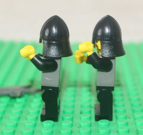 VTG Lego Knights Kingdom I Lot of 2 w/Swords/accessory Minifigure Soldier Custom