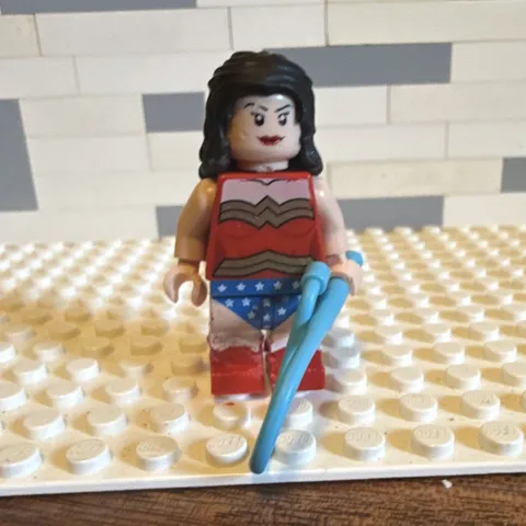 LEGO minifigure Wonder Woman 2012 w/ blue lasso *damaged*