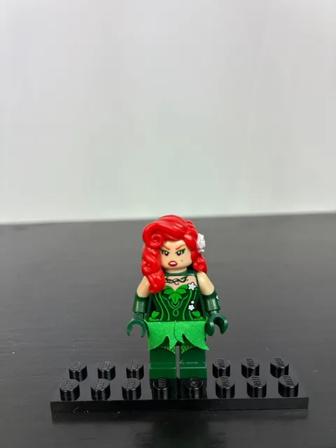 LEGO DC Poison Ivy Cloth Skirt Minifigure from 2017 Batman set 70908 SH0327