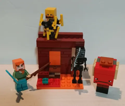 LEGO 21266 Minecraft The Nether Lava Battle Set Used Complete No Box or Manual