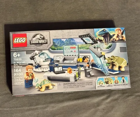 LEGO JURASSIC WORLD -- DR. WU'S LAB BABY DINOSAURS BREAKOUT BRAND NEW SET 75939