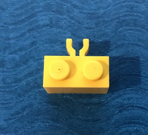 LEGO PART 11476 PLATE 1X2 WITH HORIZONTAL CLIP ON SIDE  (YELLOW)