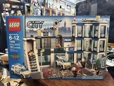 Collection Fresh LEGO CITY, Police Station 7498 Retired, NIB - Minor Box Damage