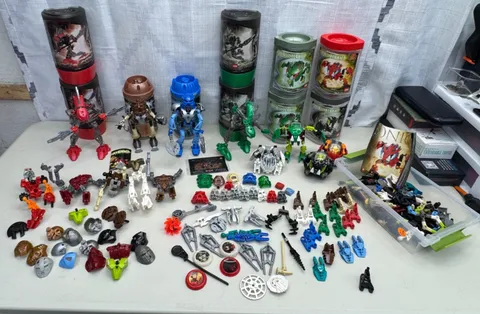 LEGO BIONICLE Lot, Complete sets, partial builds, weapons, heads, masks and mor
