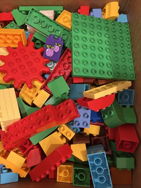LEGO DUPLO 100 Pieces Building Bricks Blocks Assorted Parts + 2 Minifigures