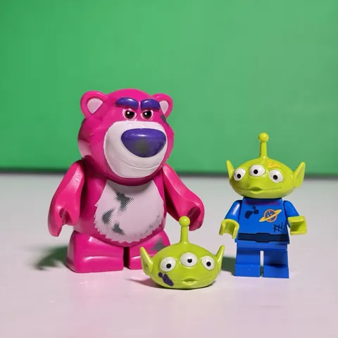 LEGO Toy Story Lotso Purple dirty Teddy Bear Minifigure With Toy Story Alien