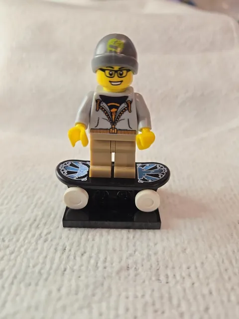 LEGO Collectible Minifigure Series 4 Street Skater Complete
