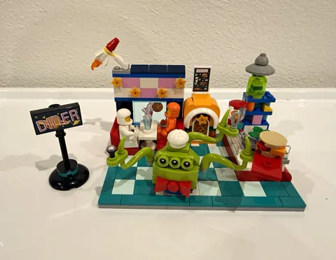 LEGO City Space 40687 Alien Space Diner Complete Pre-Owned Set