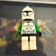 LEGO Star Wars Clone Trooper Minifigure White Armor Green Arms Cape