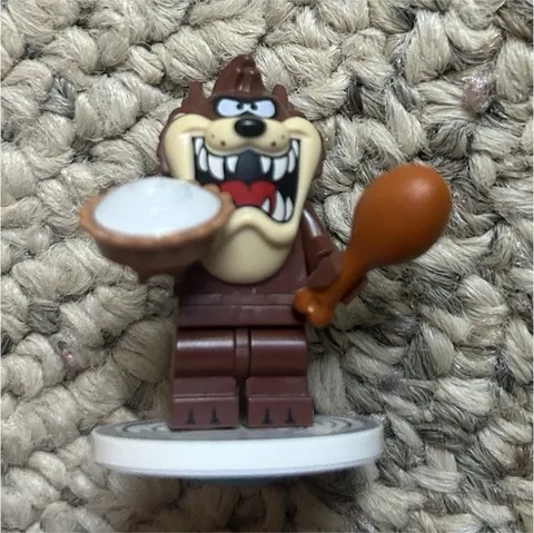 LEGO Looney Tunes Tasmanian Devil (Taz) Minifigure w/ Drumstick, Pie Stand