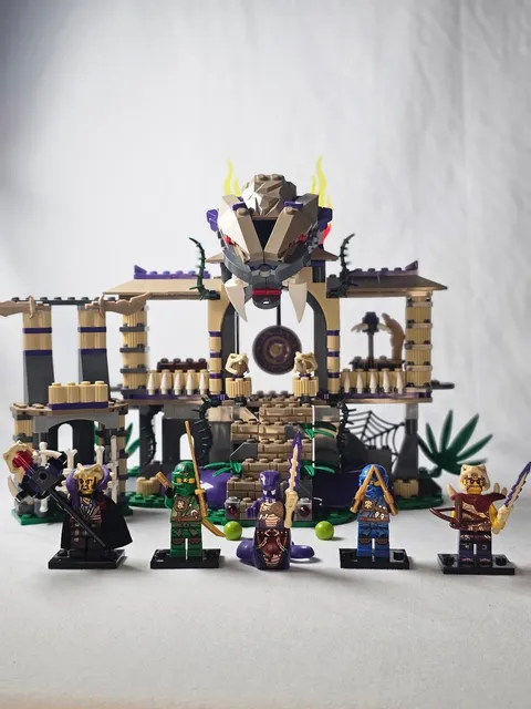 LEGO Ninjago 70749 Enter the Serpent 99% Complete Minifigures Instructions