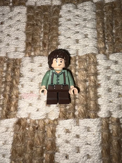 C151 Lego Lord of the Rings Gandalf Arrives Frodo Baggins Minifigure 9469