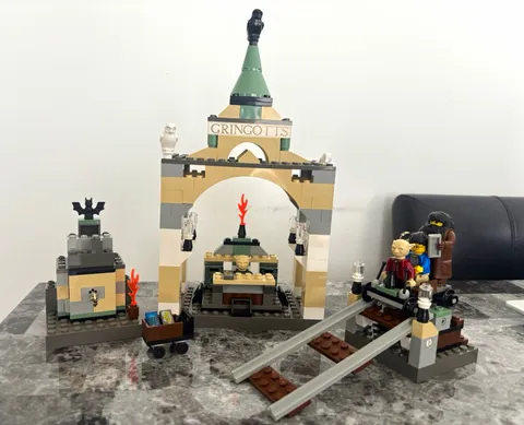 LEGO Harry Potter Gringotts Bank 4714 Complete Set w/ Minifigs & Manual