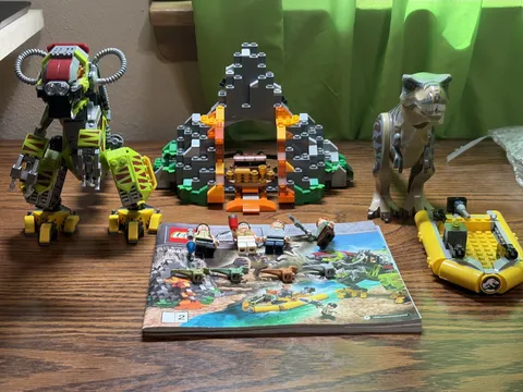LEGO Jurassic World: T. rex vs Dino-Mech Battle (75938) complete 