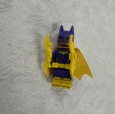 Lego Batgirl Minifigure from Lego Batman Movie Yellow Cape and Batarang