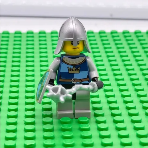 LEGO Castle Crown Knight Minifigure w/ Silver Helmet, Sword & Blue Shield cas362