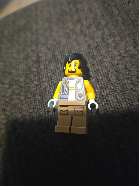 Doctor / Veterinarian w/ Black Hair ~ NEW City Lego Minifigure