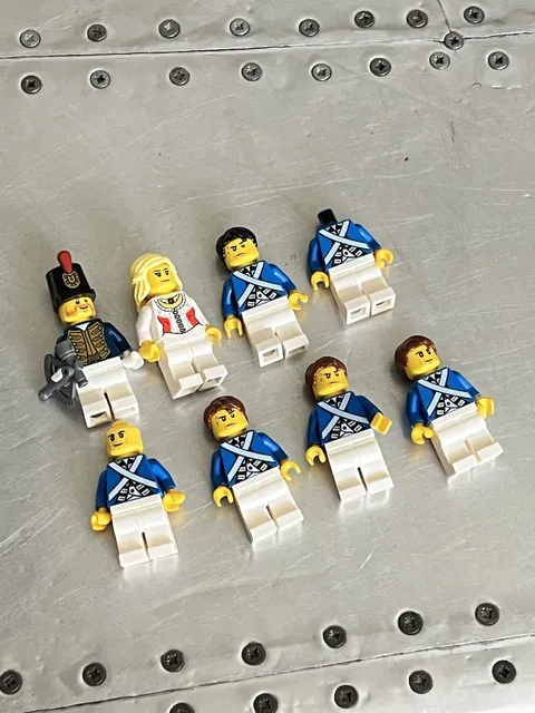 LEGO Pirates Chess King Bluecoat Soldier Minifigure From Set 40158 Incomplete