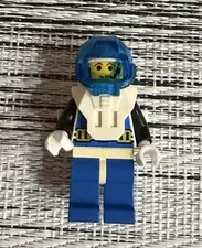 This is a vintage LEGO Aquanaut (model aqu001) from the Aquazone theme, 1995.