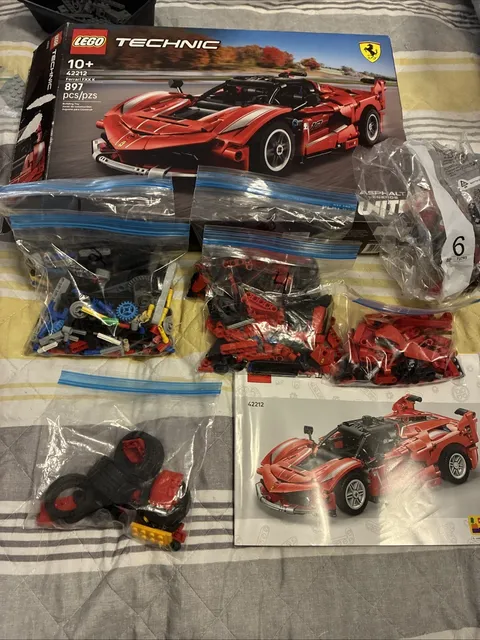 LEGO TECHNIC Ferrari FXX K 42212, 897 Pieces, Box.