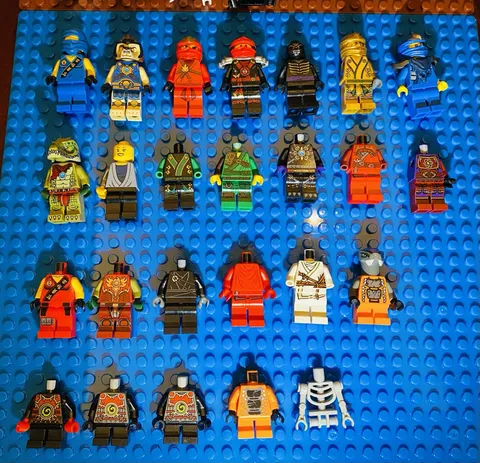 LEGO NINJAGO & CHIMA Mini-figure Parts Bulk Lot Weapons, Snakes, mini figs