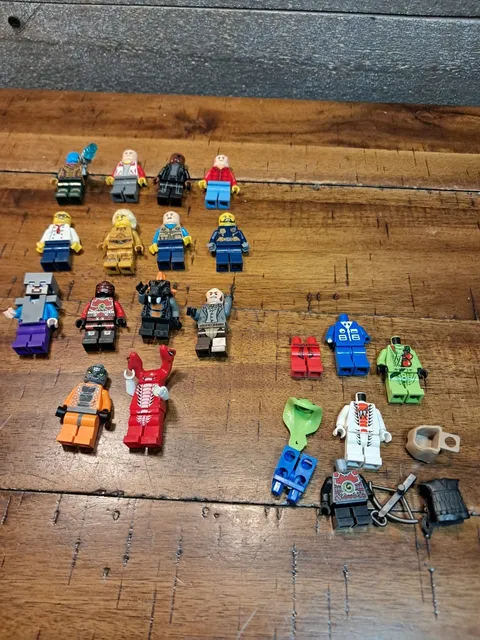 LEGO Minfigure Lot Of 14 + Pieces