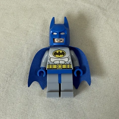 Lego DC Batman Blue Cape Minifigure Light Bluish Gray Suit Batman II sh0111