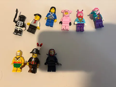 Legos Minfigure Lot (Pirates,clowns,) (As seen in photo)