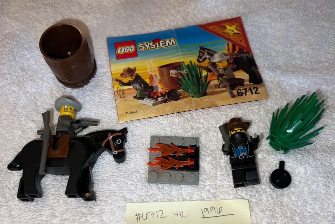 RARE VINTAGE 90s Lego Set "Sheriff's Showdown " with original manual
